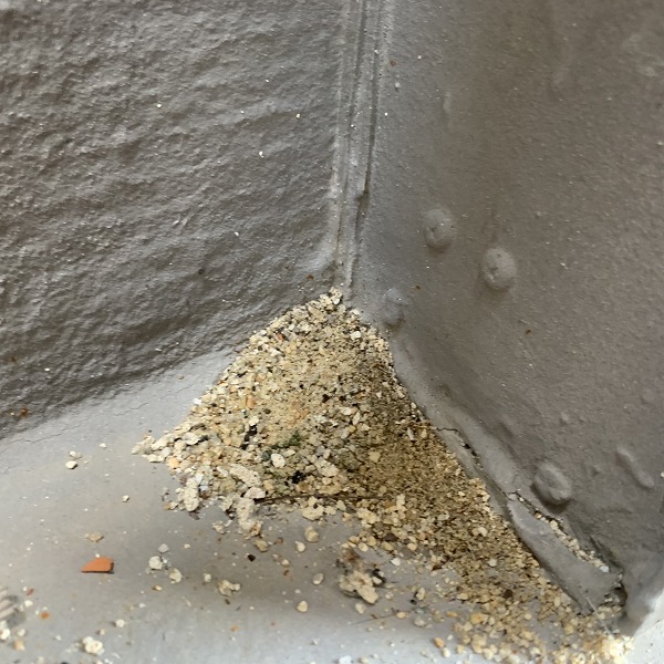 水勾配によりゴミが堆積している部位に防水の亀裂があります