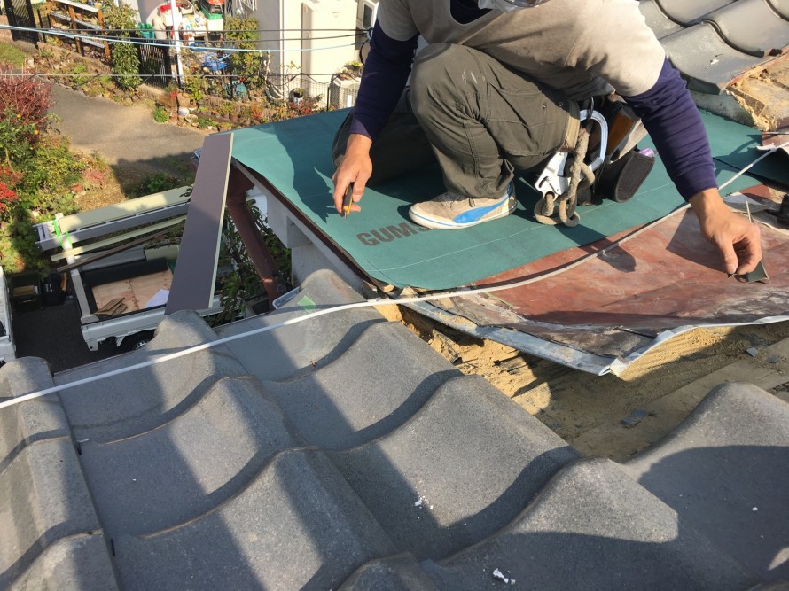庇にルーフィングを施工中
