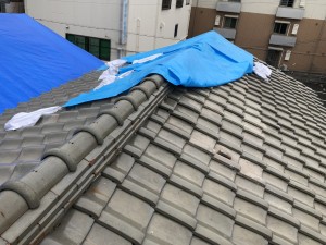 ブルーシートで応急処置なされた瓦屋根