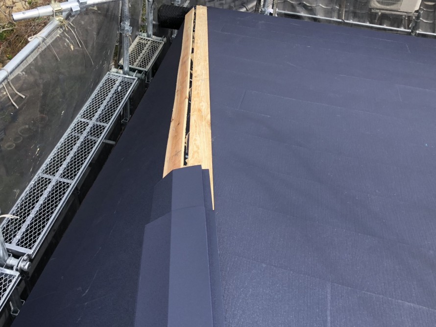 棟に棟板金を設置中