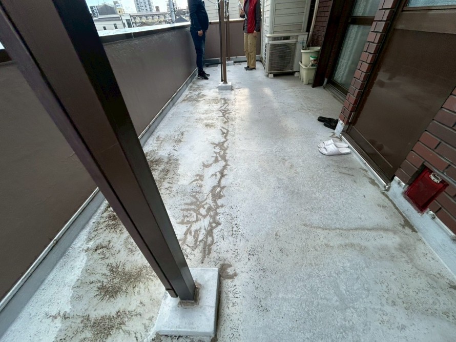 2階ベランダの防水層が経年劣化