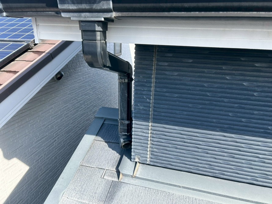 屋根を伝う雨樋の脱落