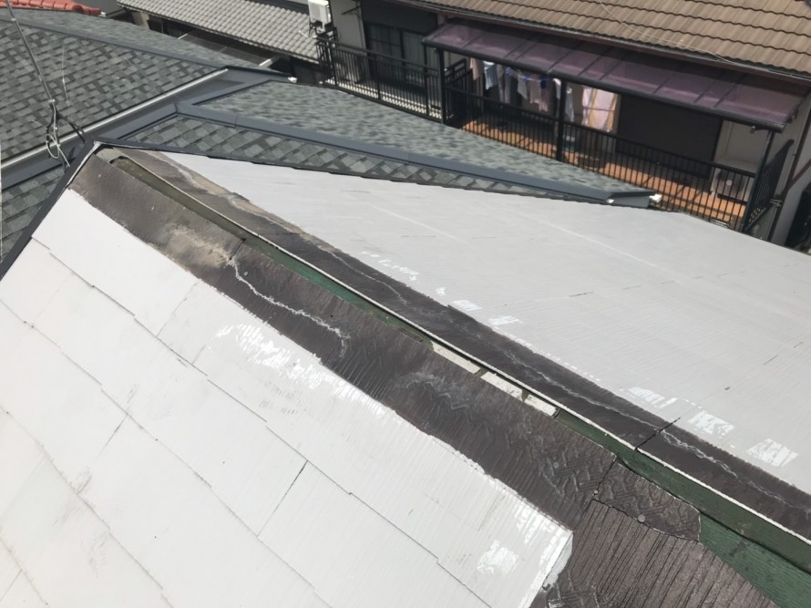 雨漏り修理工事着工頂点が飛散しています。