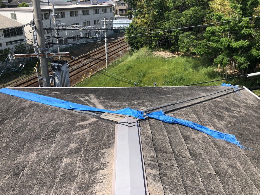 棟板金が消失しブルーシートがかけられた屋根