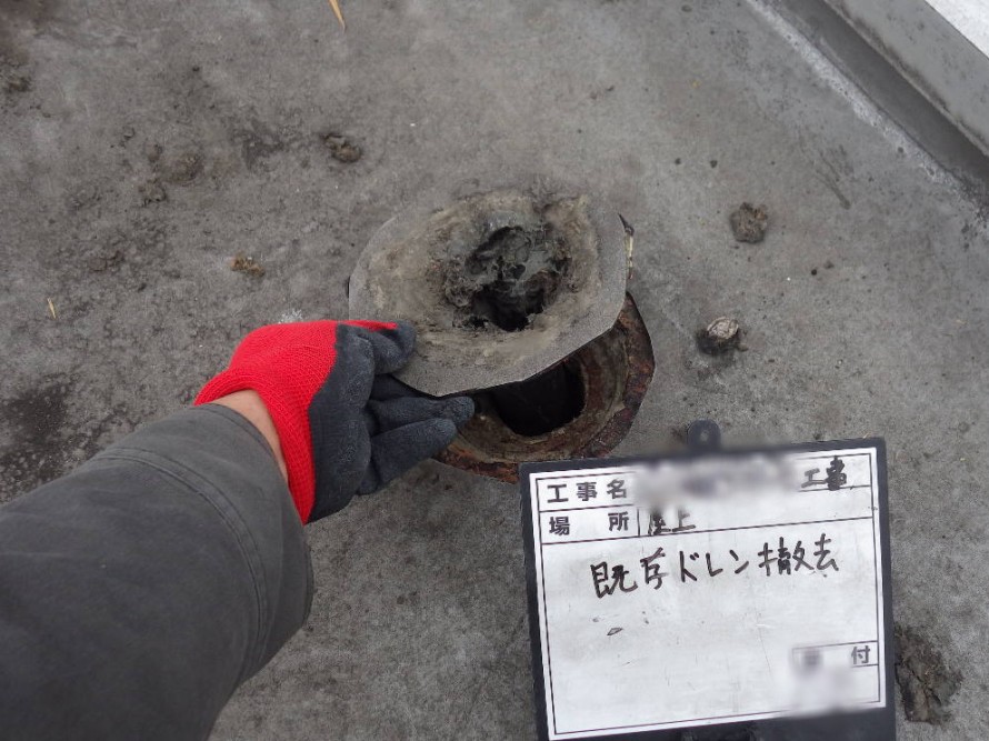 傷んだドレンを撤去中