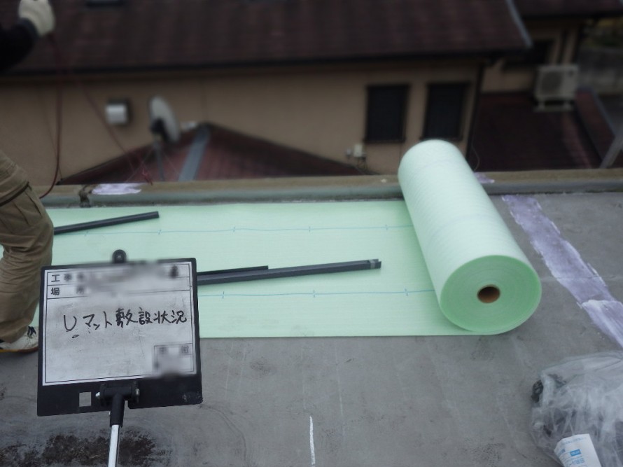通気緩衝シート(Uマット)の敷設