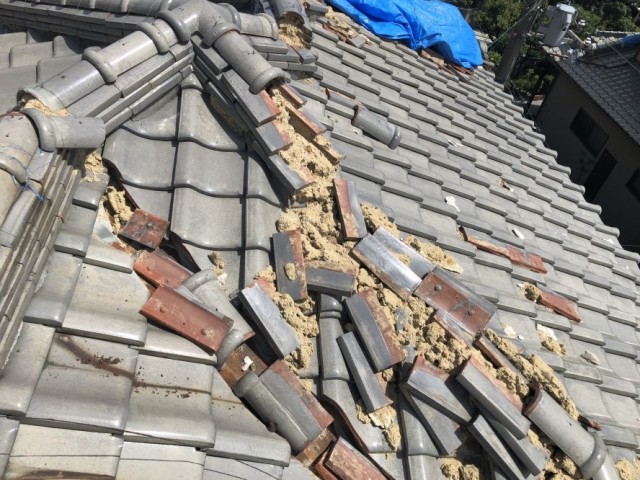 崩れた瓦屋根