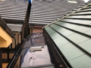 瓦の落下で割れたベランダ屋根