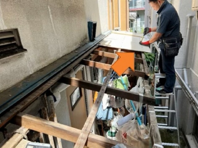 波板屋根の解体作業