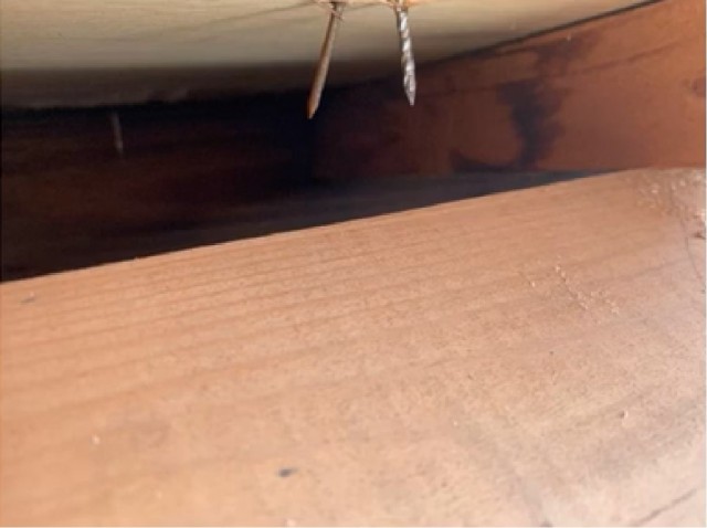 釘が垂木に届いていない状態