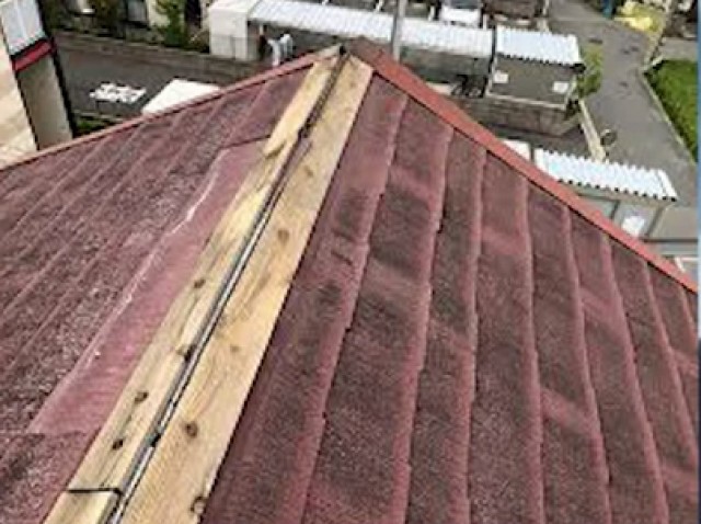 棟板金が飛ばされた屋根