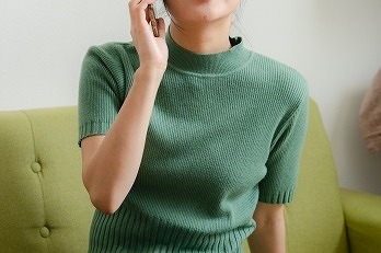 スマホで電話する女性
