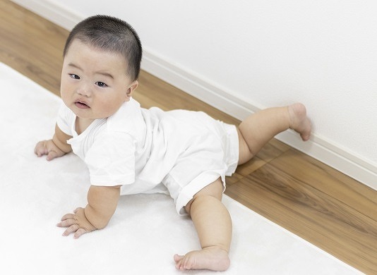 ハイハイする赤ちゃん