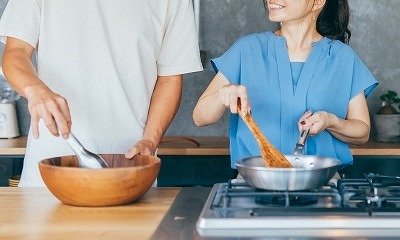 キッチンに立つ夫婦
