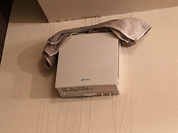 壁を伝う大量の雨水
