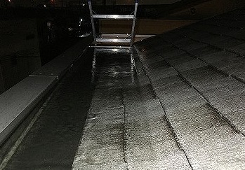 暗闇の中屋根にはしごを設置