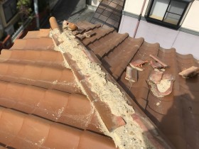 棟瓦の崩れにより露出した葺き土