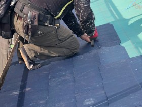 スレート屋根の施工中